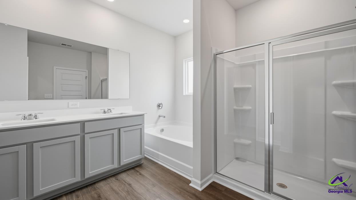 227 Cattle Drive Perry, GA 31069 - Photo 13 of 40 a bathroom with a tub sink shower and mirror