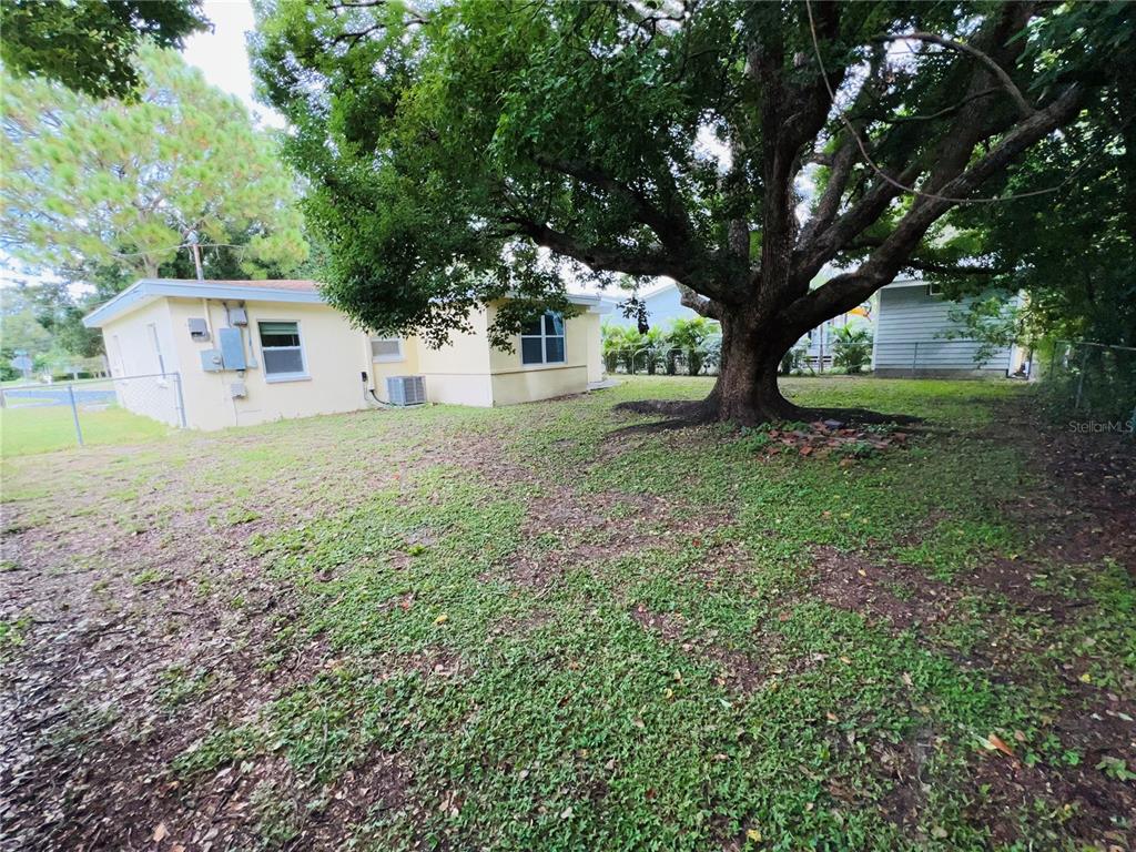1247 Davis Road Dunedin, FL 34698 - Photo 2 of 22 Gallery Image 2