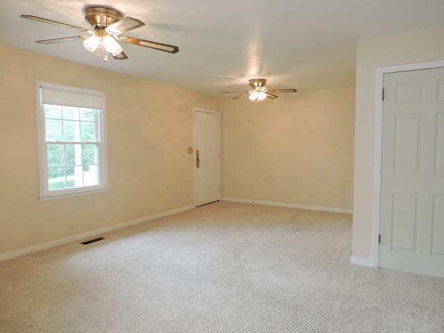 956 Gratton Road Clarksville, TN 37043 - Photo 2 of 16 Spacious living room.