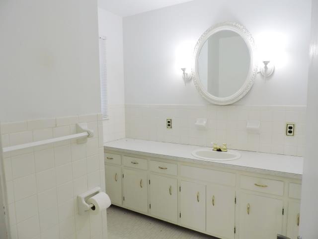 956 Gratton Road Clarksville, TN 37043 - Photo 6 of 16 Bathroom off of 1st bedroom,