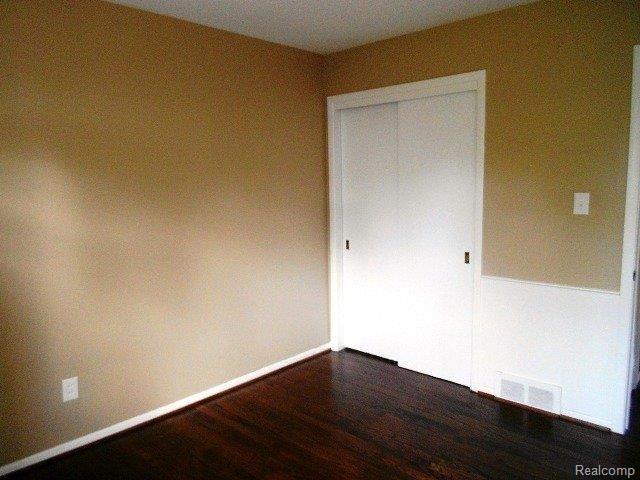 24525 Ridgecroft Avenue Eastpointe, MI 48021 - Photo 14 of 25 10-17-2011 024