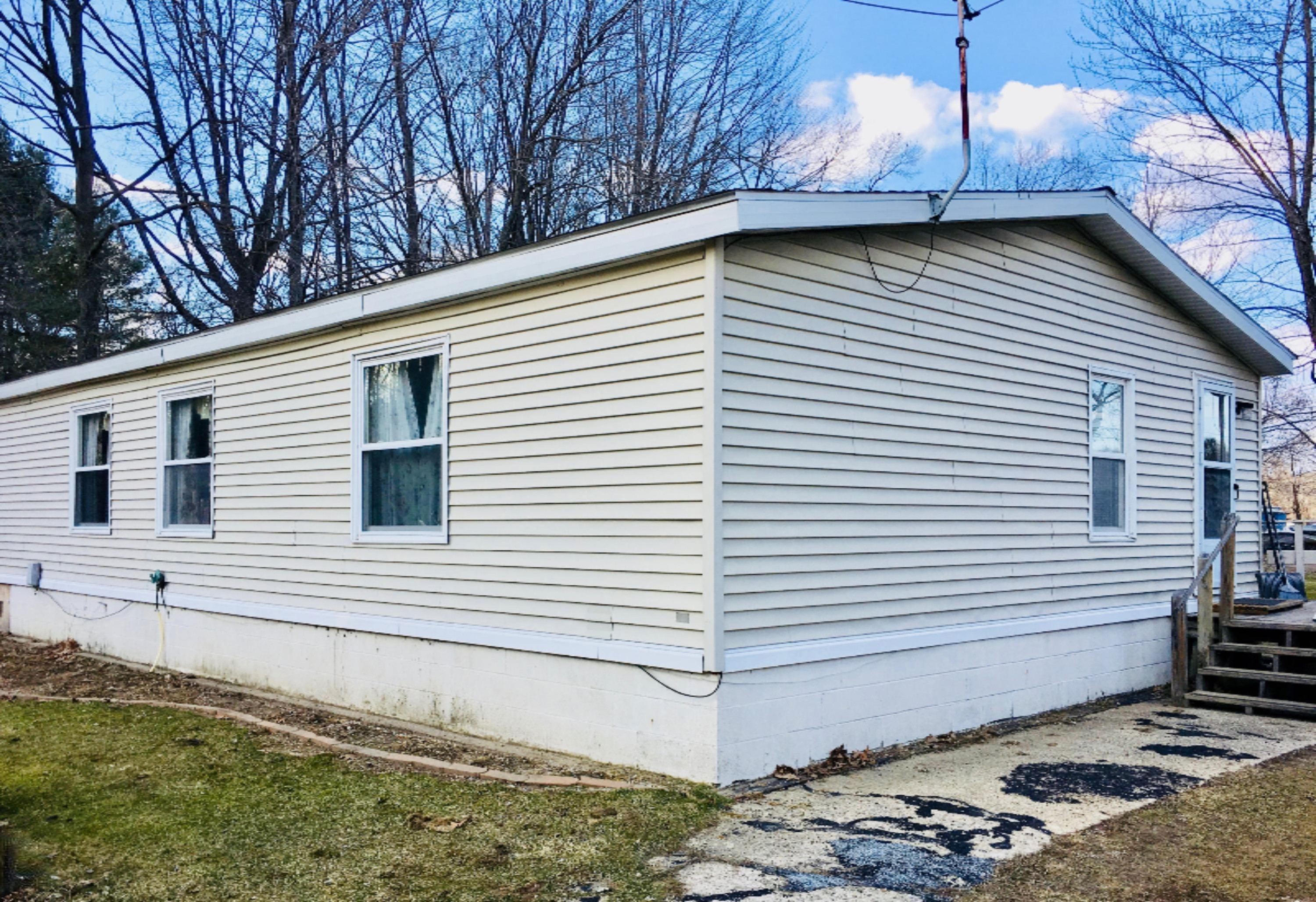 7032 Pike Road Delton, MI 49046 - Photo 4 of 24 Side