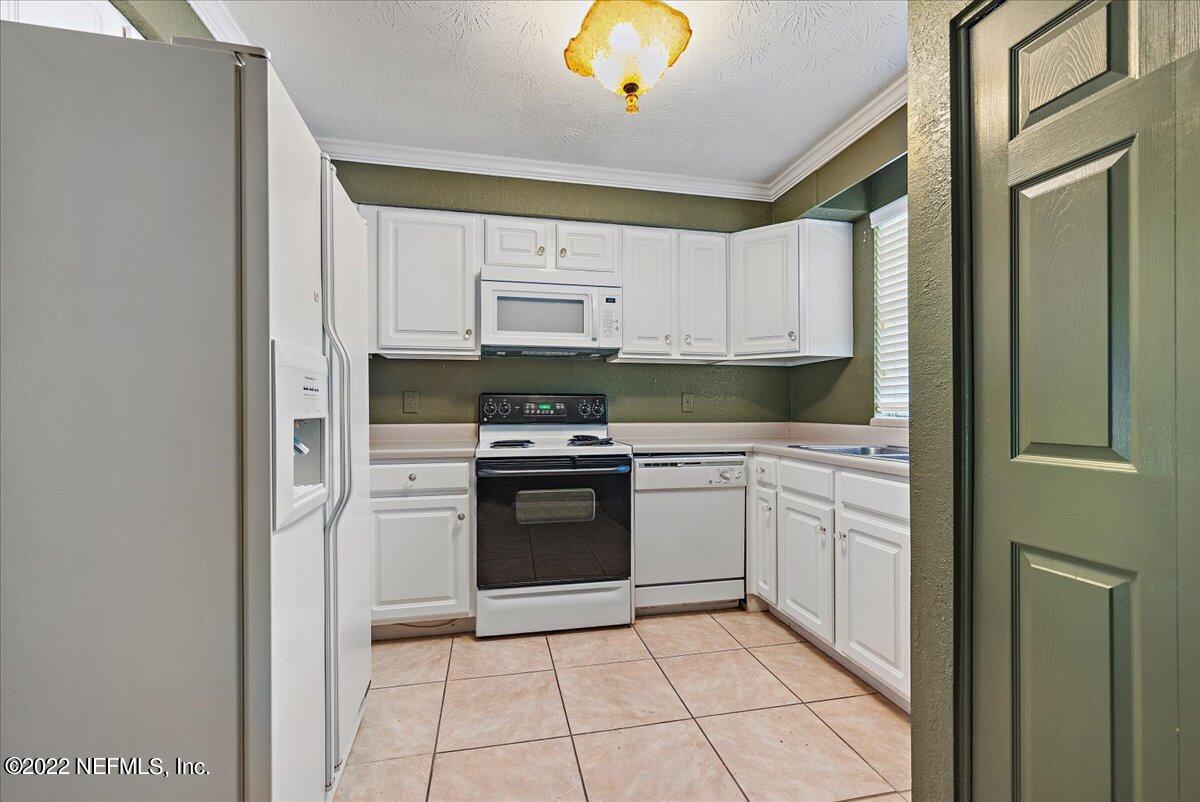 4915 Baymeadows Road, Unit 2B Jacksonville, FL 32217 - Photo 5 of 17 04-Kitchen