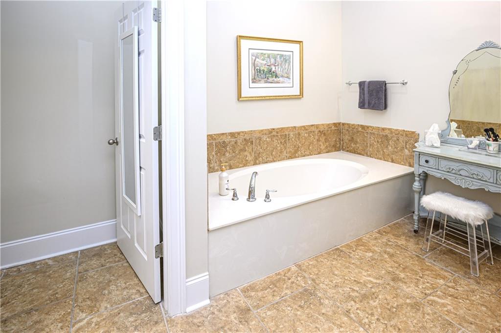 902 Quail Ridge Lane Perry, GA 31069 - Photo 17 of 25 a bathroom with a bathtub and a sink