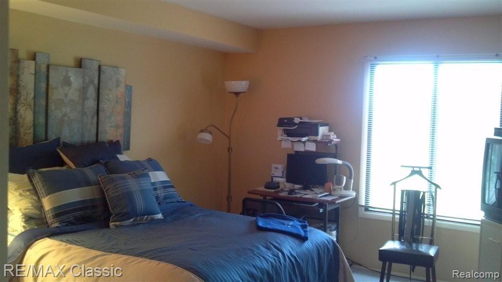 30475 West 14 Mile Road, Unit 85 Farmington, MI 48334 - Photo 7 of 9 Large Master Bedroom