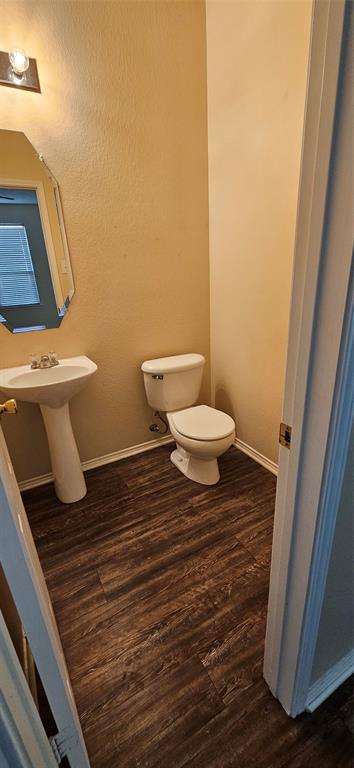 2820 Deer Ridge Drive Rockwall, TX 75032 - Photo 10 of 14 a bathroom with a toilet and a sink
