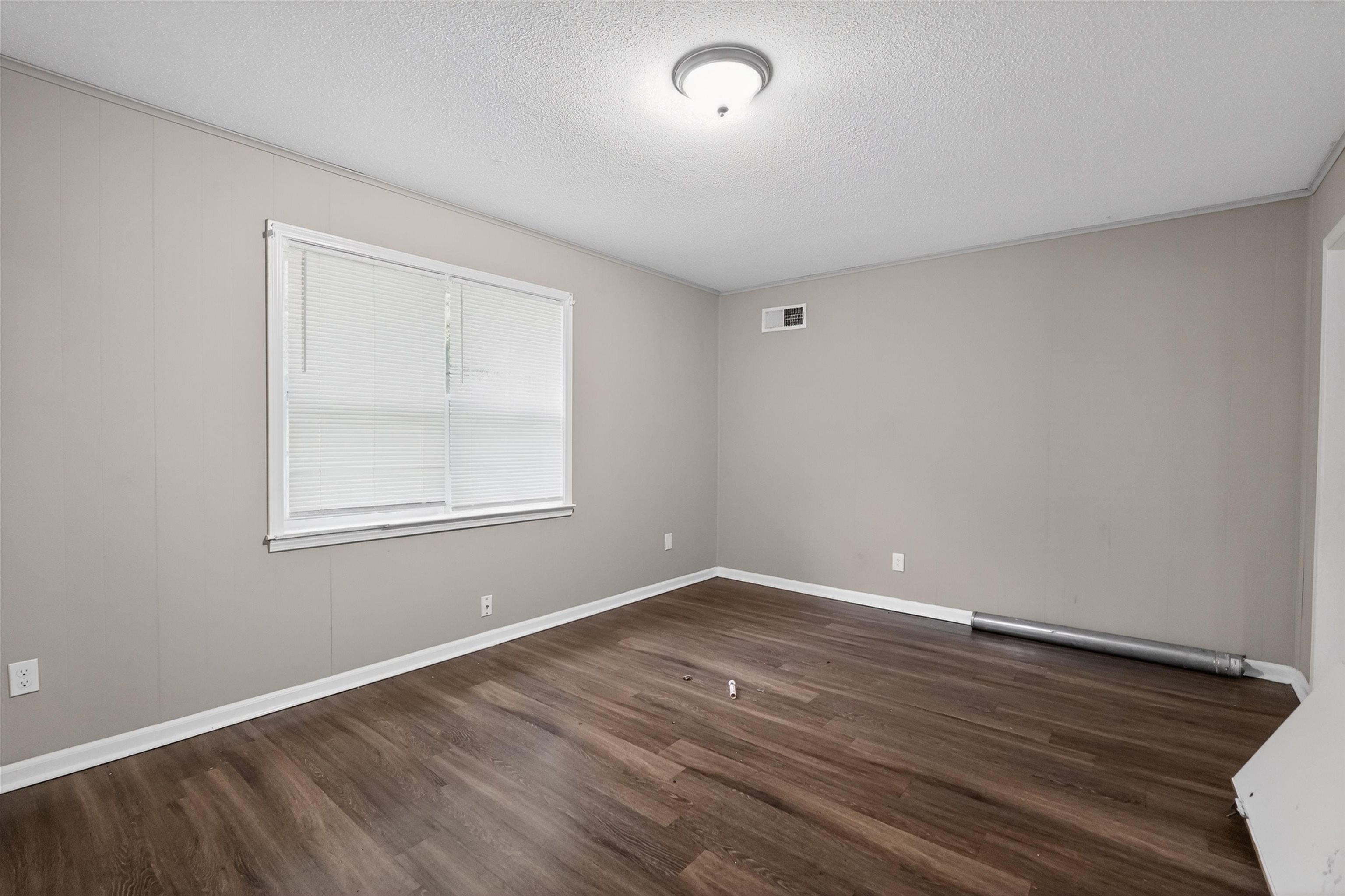 3152 Mackham Avenue Memphis, TN 38118 - Photo 11 of 16 Spacious interior featuring wood-finish flooring, neutral-toned walls, and a recessed window with horizontal blinds