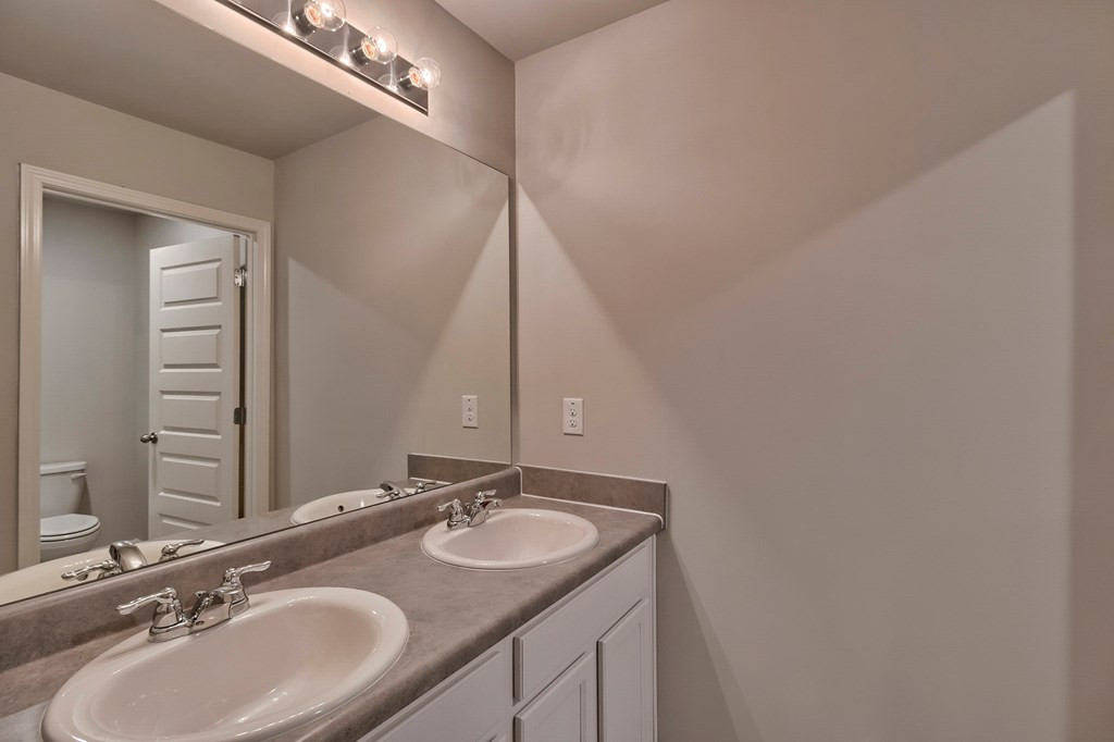 147 Lookout Loop North Augusta, SC 29841 - Photo 30 of 37 Upstairs Hall Bath