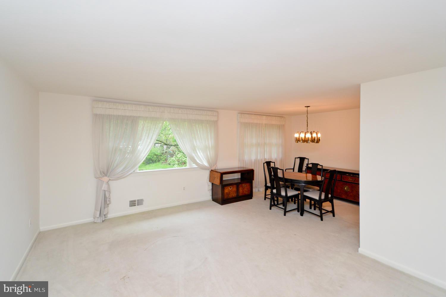 13127 Buccaneer Road Silver Spring, MD 20904 - Photo 6 of 23 Living Room