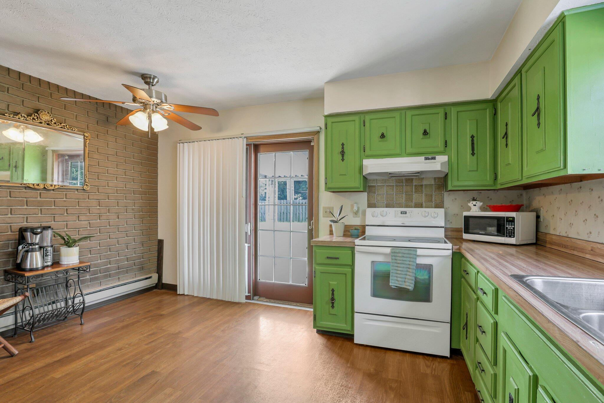 2997 Rivercliff Road Columbus, OH 43223 - Photo 10 of 39 Lots of Natural Light