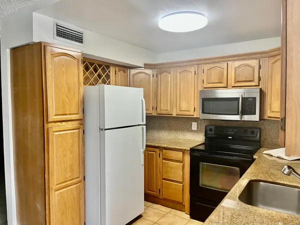 $2,100 | 15385 South Dixie Highway, Unit 12, Palmetto Bay, FL 33157