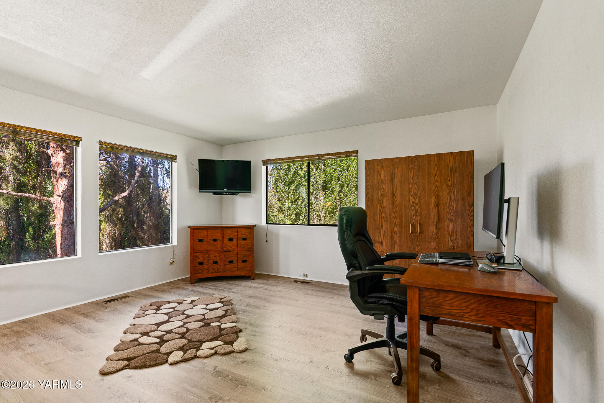13619 Summitview Ext Road Yakima, WA 98908 - Photo 24 of 56 a view of workspace with a window and couch