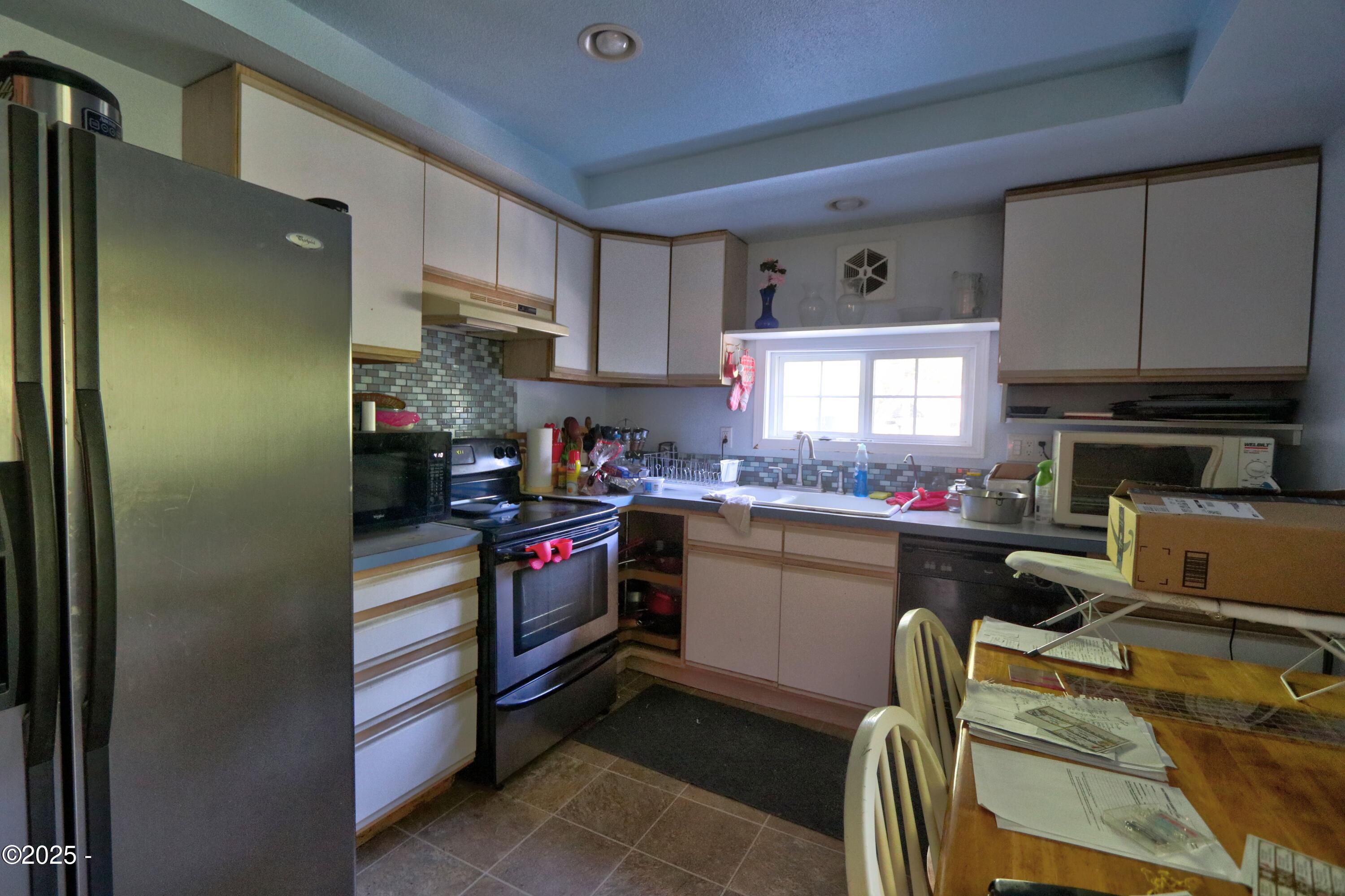 153 Happy Valley Road Toledo, OR 97391 - Photo 6 of 10 Kitchen