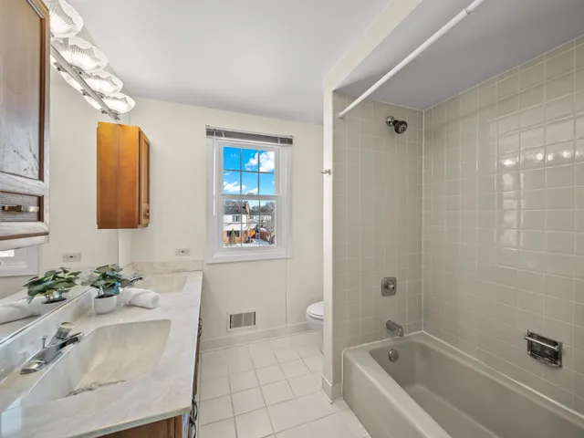 $749,000 | 3058 Knollwood Lane, Glenview, IL 60025