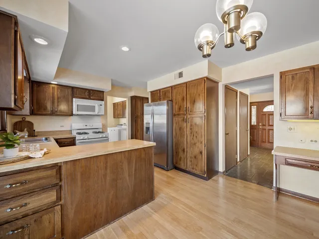 $749,000 | 3058 Knollwood Lane, Glenview, IL 60025