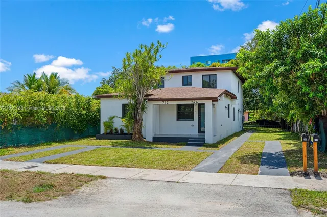 a view of a house with a yard