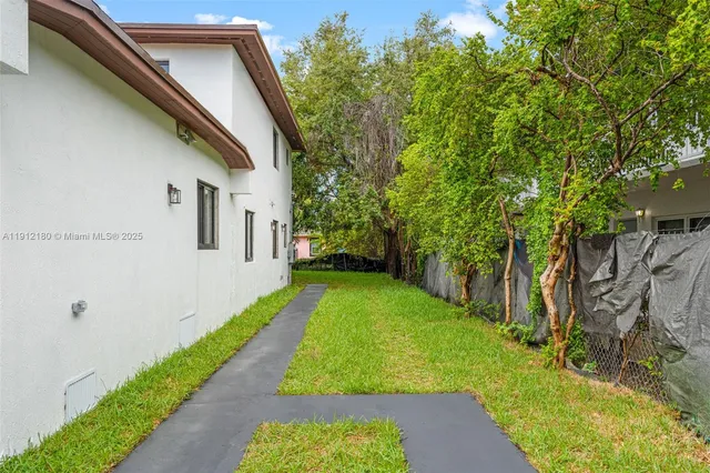 a view of back yard of the house
