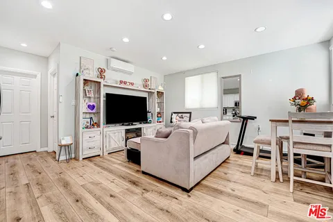 $987,000 | 6659 Zelzah Avenue, Reseda, CA 91335