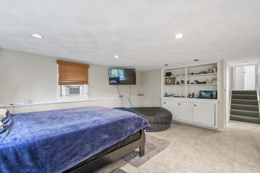 6 Treat Road Marblehead, MA 01945 - Photo 17 of 22 a spacious bedroom with a bed and a window