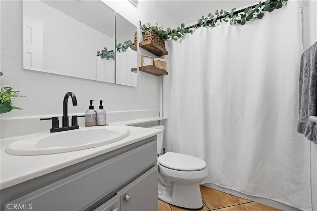 5175 Melbourne Place Riverside, CA 92508 - Photo 22 of 31 Hall Bathroom