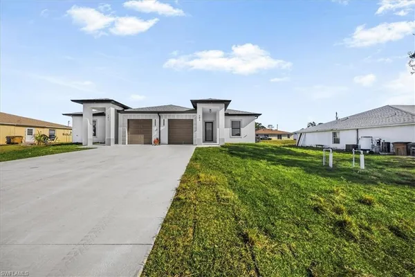 a view of a house with a backyard