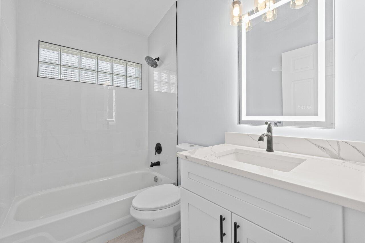 710 Clearbrook Park Circle Delray Beach, FL 33445 - Photo 17 of 28 Guest Bath