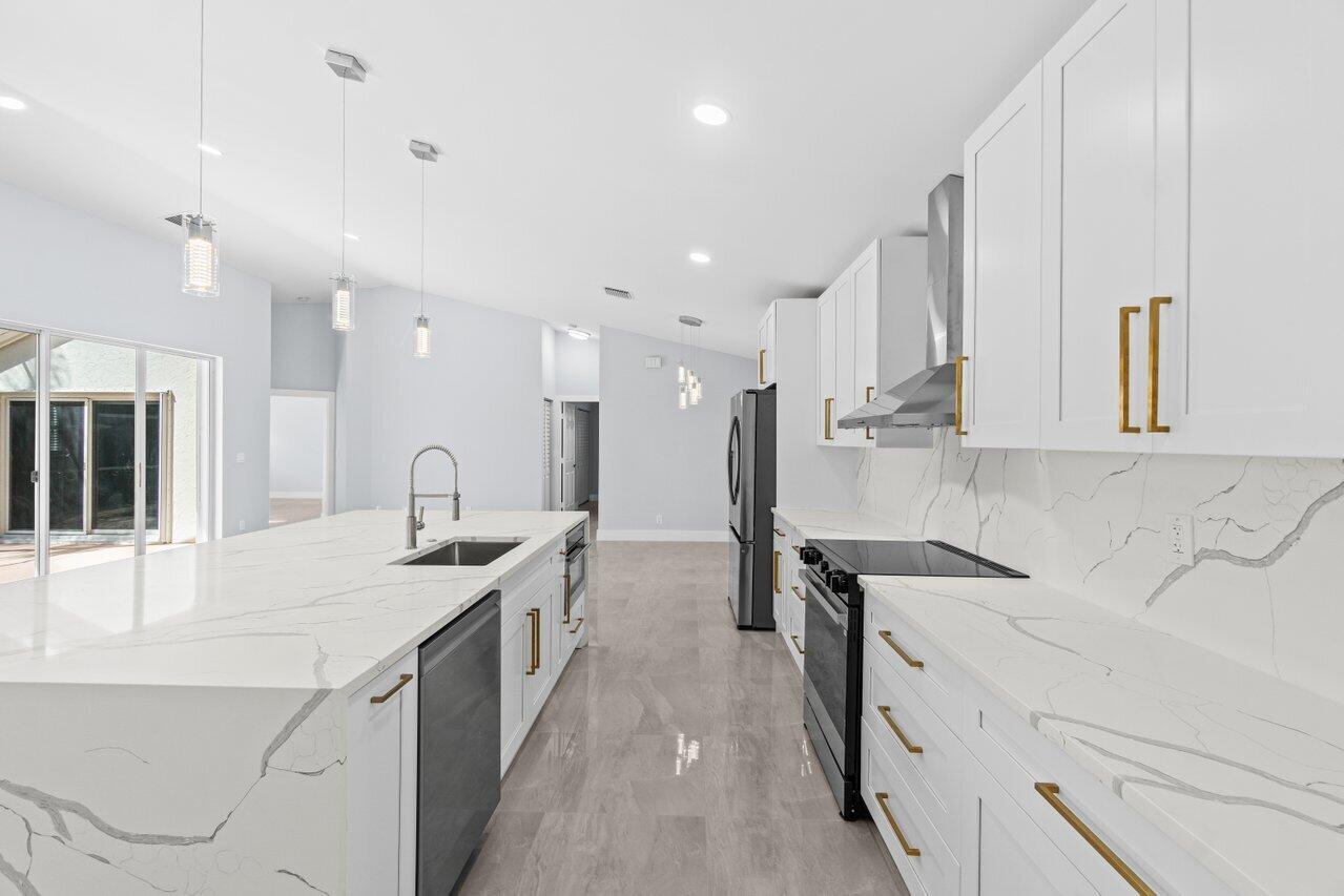 710 Clearbrook Park Circle Delray Beach, FL 33445 - Photo 9 of 28 Kitchen