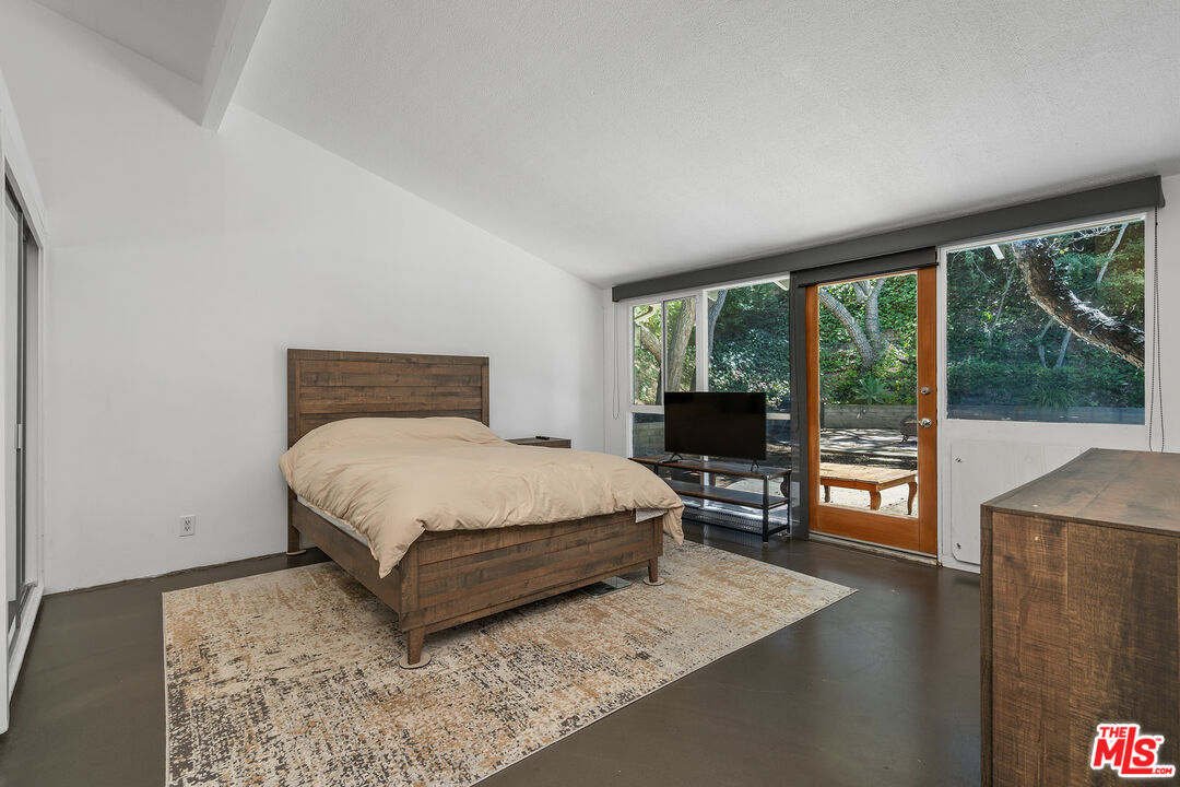 3641 Woodcliff Road Los Angeles, CA 91403 - Photo 15 of 26
