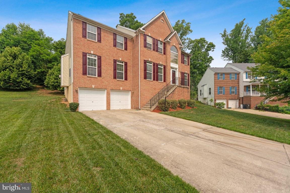 10103 Rolling Green Way Fort Washington, MD 20744 - Photo 2 of 39 front view of a house with a yard