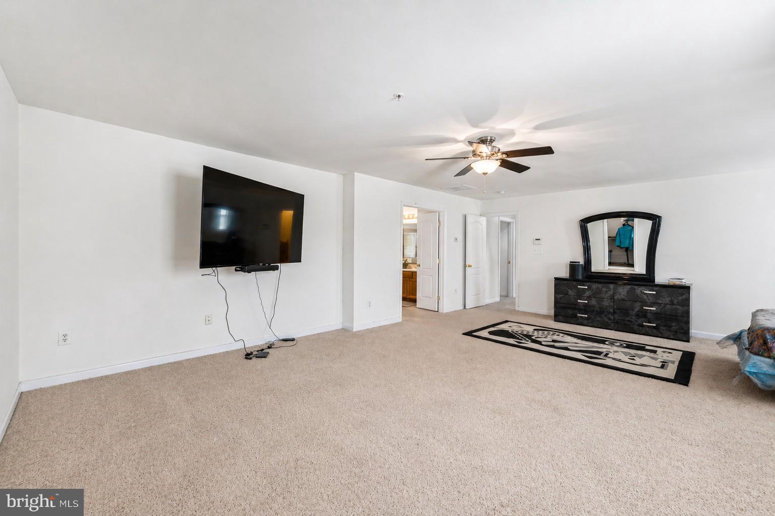 10103 Rolling Green Way Fort Washington, MD 20744 - Photo 21 of 39 a living room with furniture and a flat screen tv