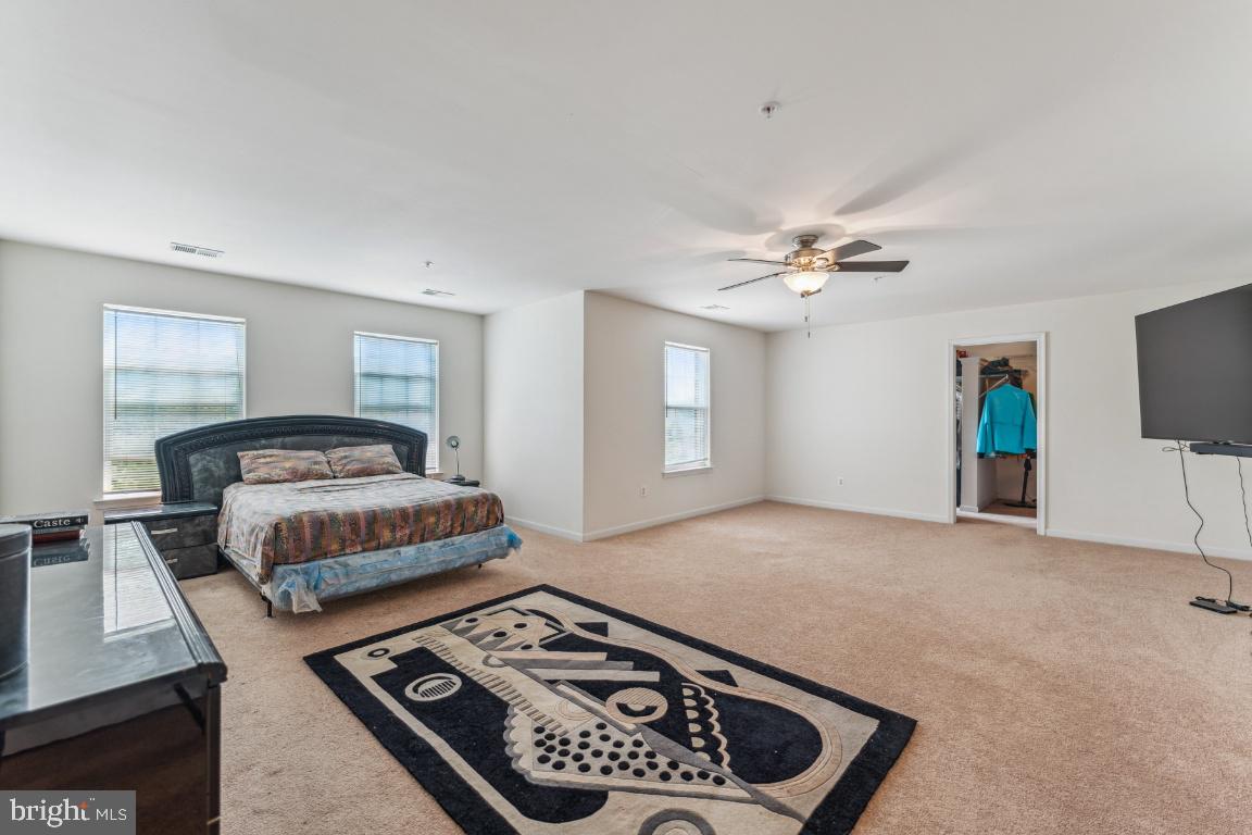 10103 Rolling Green Way Fort Washington, MD 20744 - Photo 22 of 39 a living room with a bed and a chandelier