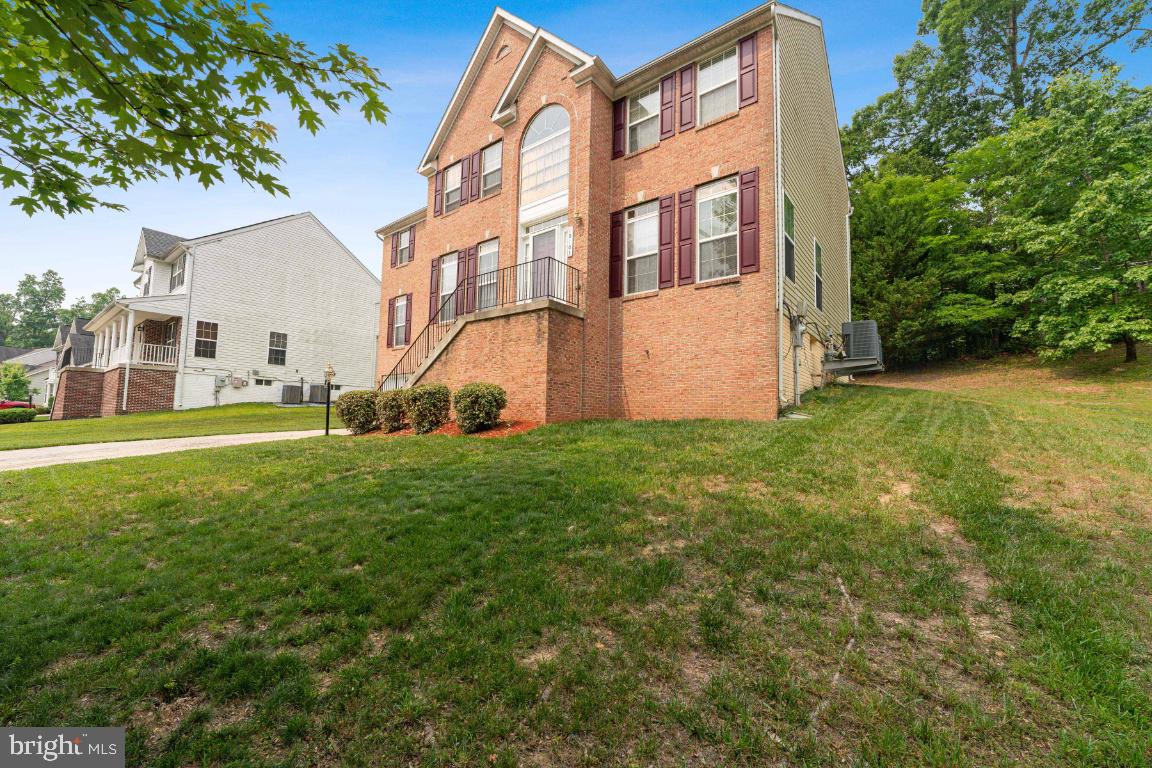10103 Rolling Green Way Fort Washington, MD 20744 - Photo 3 of 39 a view of a yard in front of a building