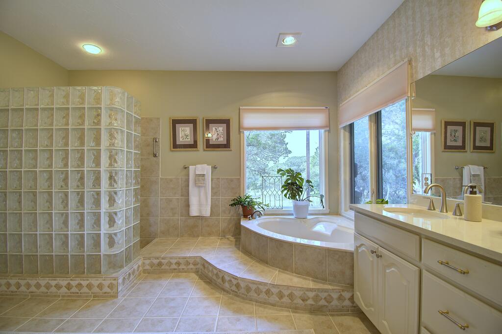 236 Rimrock Circle West Ingram, TX 78025 - Photo 20 of 49 Primary Bath