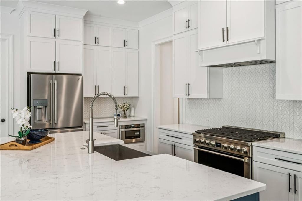 4081 Longleaf Lane Tucker, GA 30084 - Photo 19 of 49 a kitchen with granite countertop a stove and a refrigerator