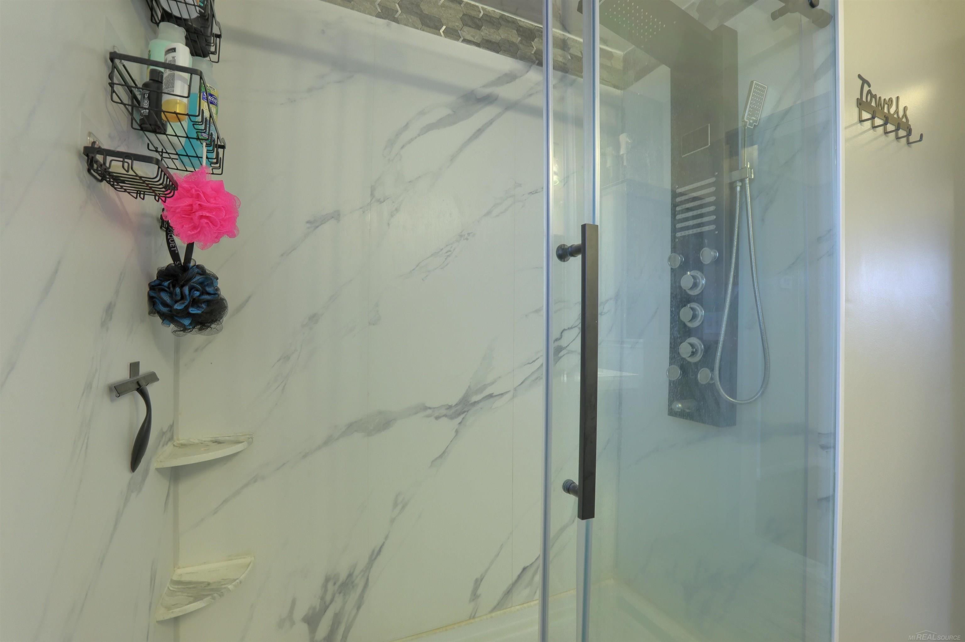 24665 Ridgecroft Avenue Eastpointe, MI 48021 - Photo 13 of 22 50133504-3318371d-ac45-45b3-adde-965a2279abe3.JPG