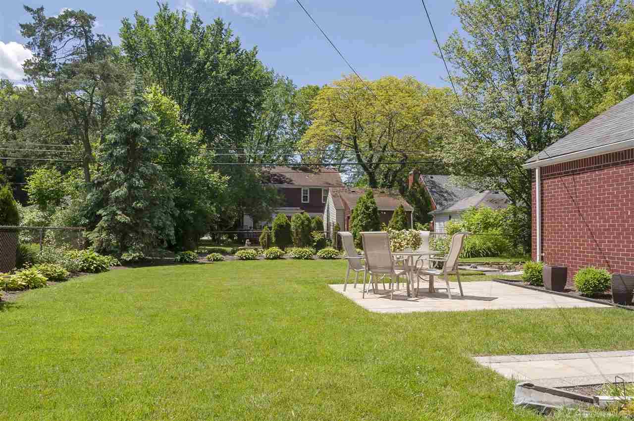 1133 Roslyn Road Grosse Pointe Woods, MI 48236 - Photo 37 of 39