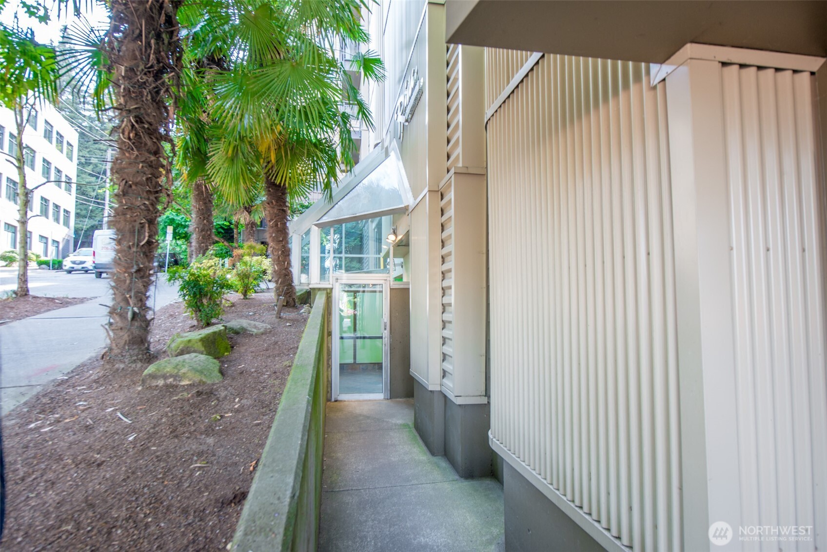 1550 Eastlake Avenue East, Unit 201 Seattle, WA 98102 - Photo 23 of 30 a view of a back yard with a trees