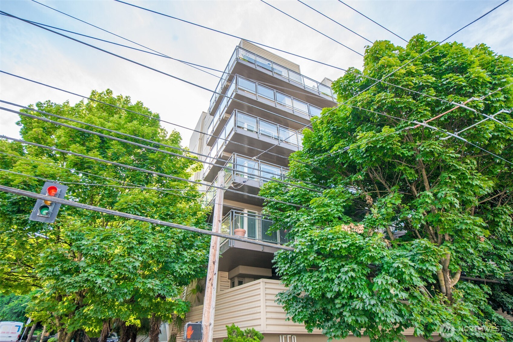 1550 Eastlake Avenue East, Unit 201 Seattle, WA 98102 - Photo 25 of 30 a backyard of a house