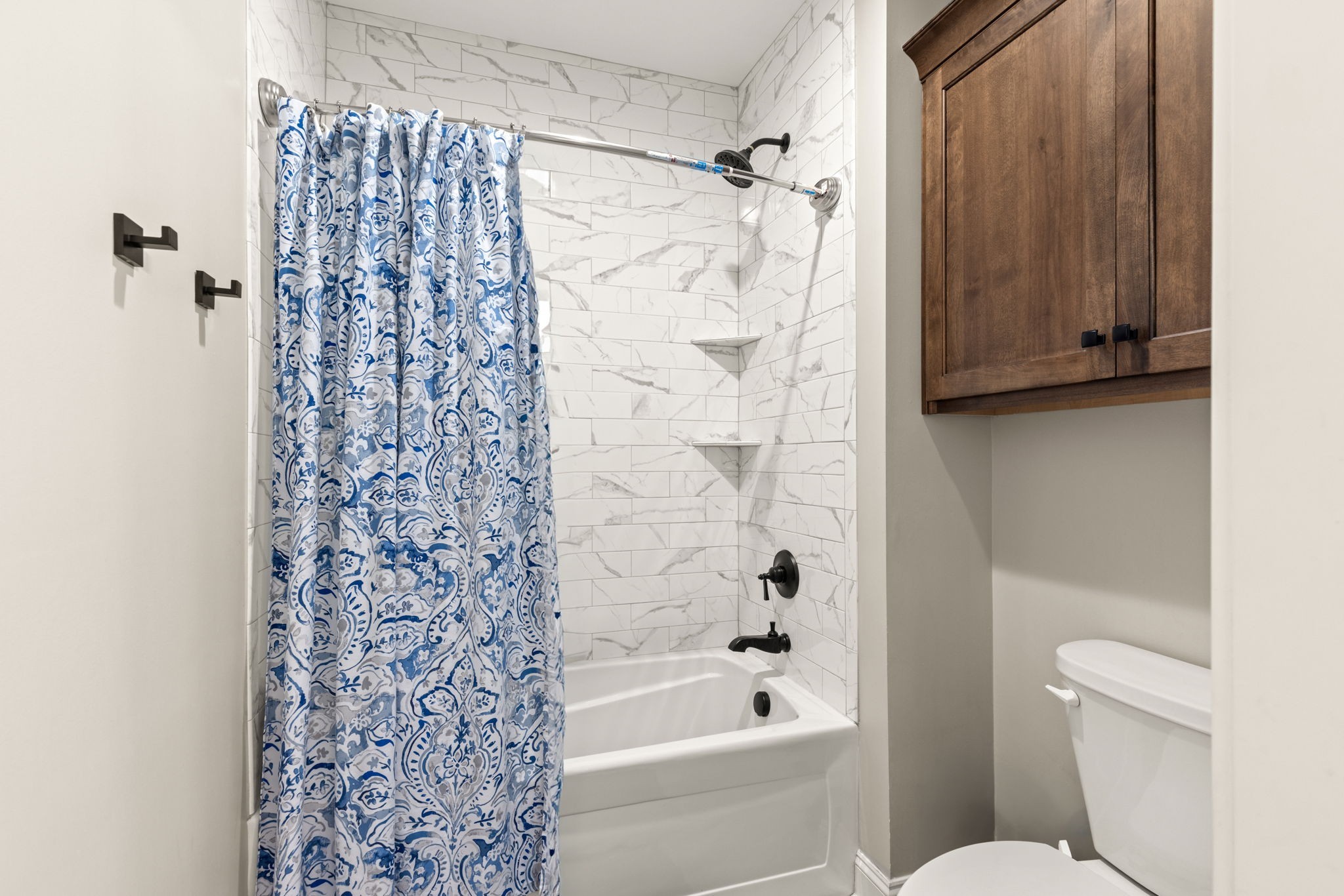 6012 Bethlehem Road Springfield, TN 37172 - Photo 27 of 60 a bathroom with a toilet and a bathtub