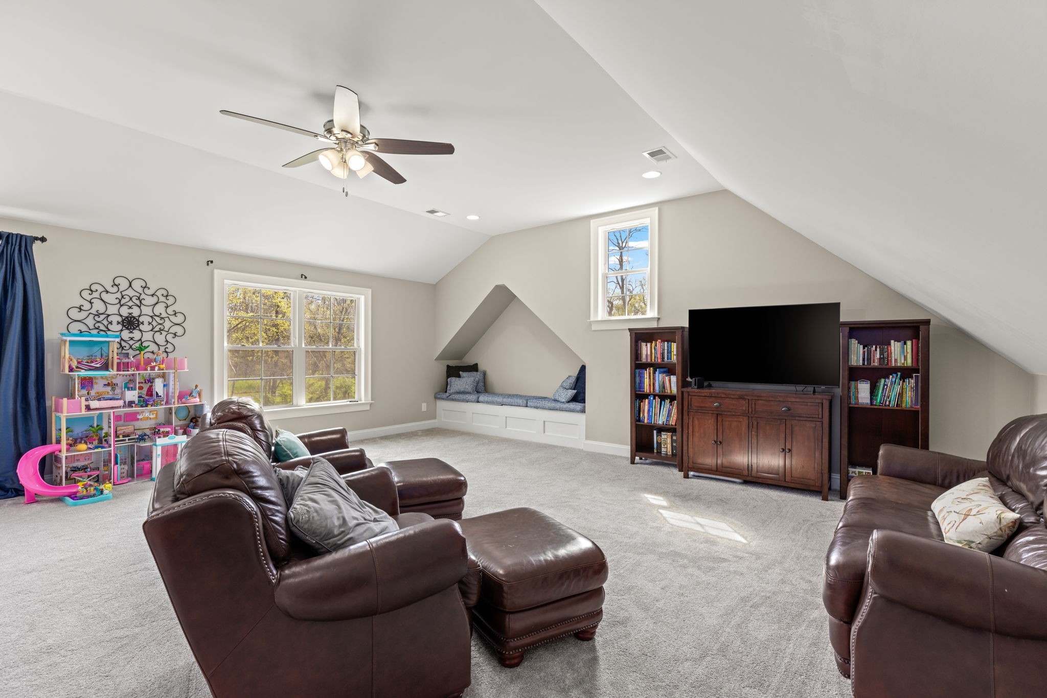 6012 Bethlehem Road Springfield, TN 37172 - Photo 38 of 60 a living room with furniture and a flat screen tv