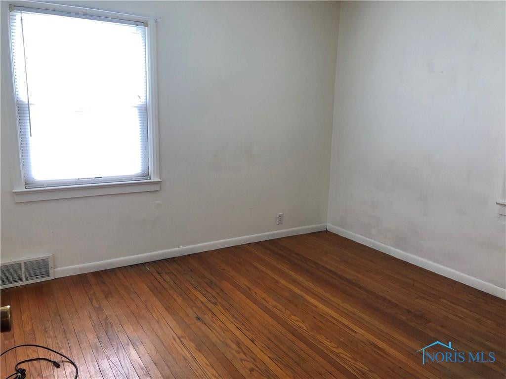 1027 Metcalf Road Toledo, OH 43615 - Photo 16 of 41 Main floor bedroom