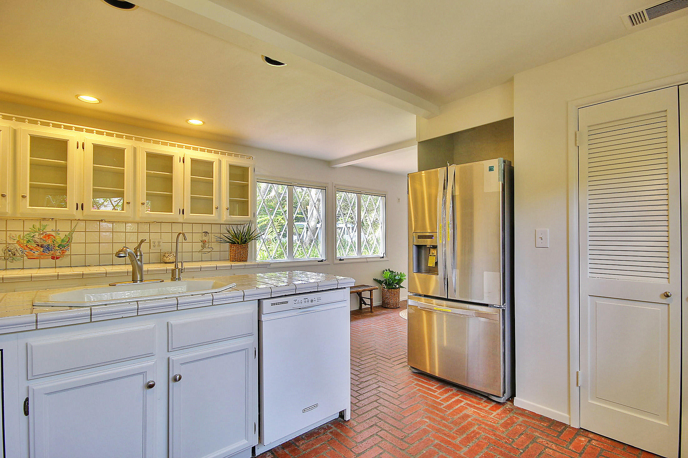 106 La Vereda Road Montecito, CA 93108 - Photo 9 of 18 22