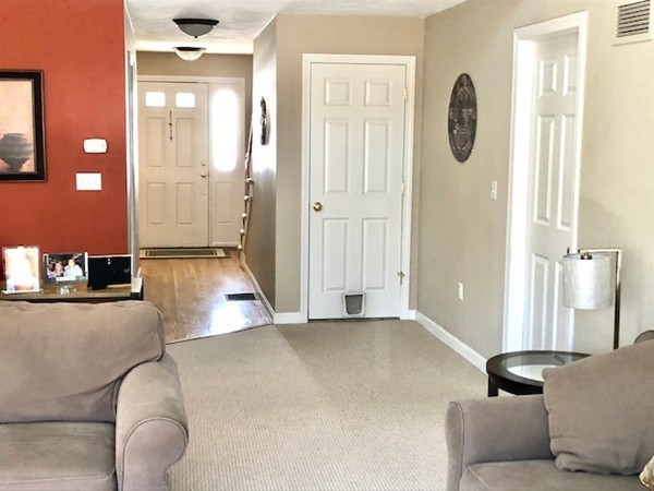 113 Ariel Circle, Unit 113 Sutton, MA 01590 - Photo 6 of 39 a living room with furniture and wooden floor