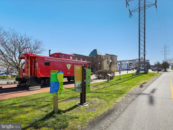 $1,625,000 | 904 Locust Street, Herndon, VA 20170