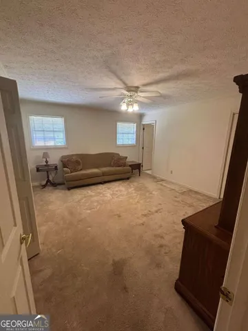 a view of livingroom with furniture