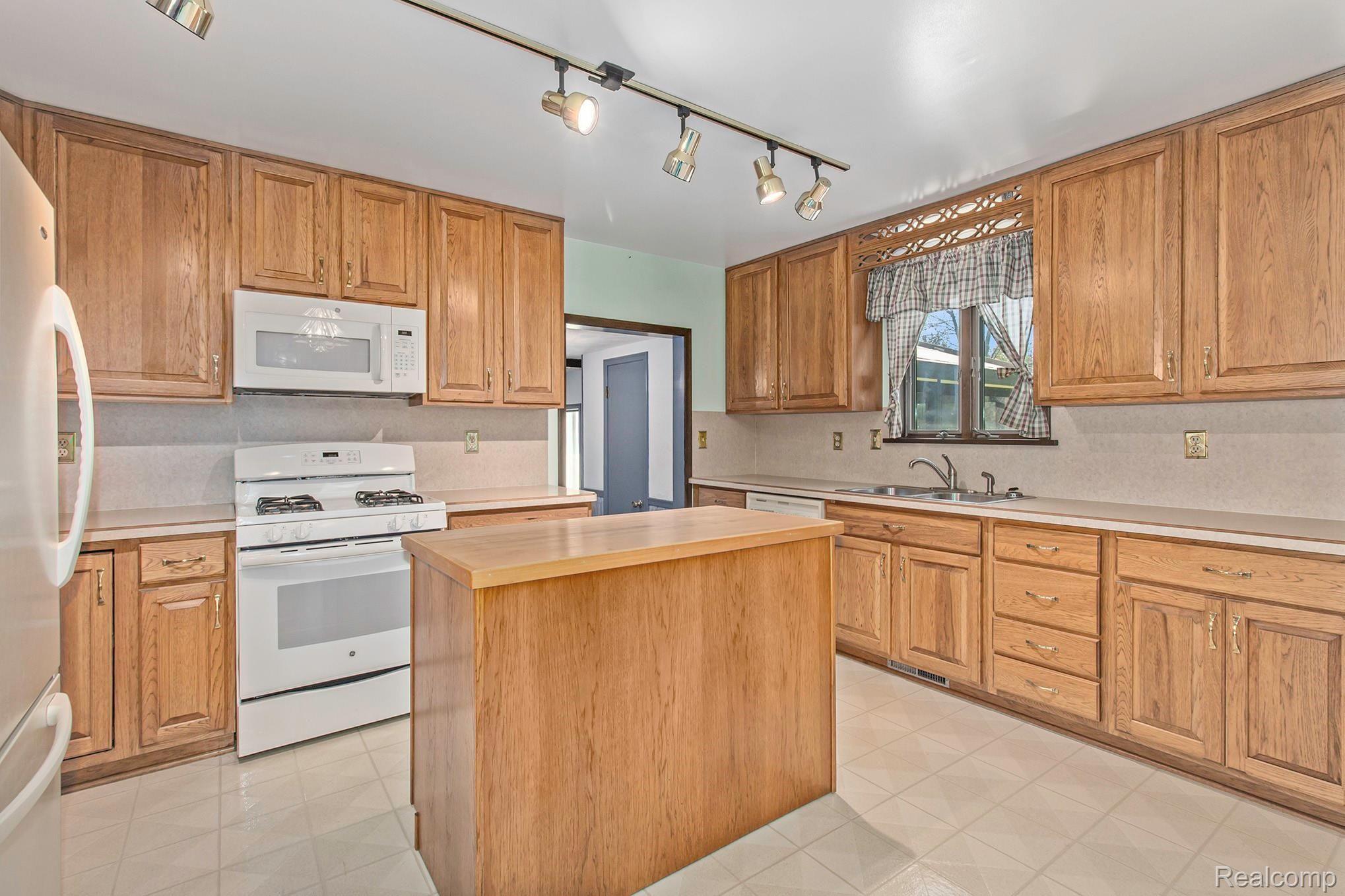 12084 Odell Road Linden, MI 48451 - Photo 16 of 48 IMG_6808.jpg