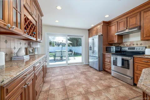 $949,000 | 25 Cobalt Lane, Westbury, NY 11590