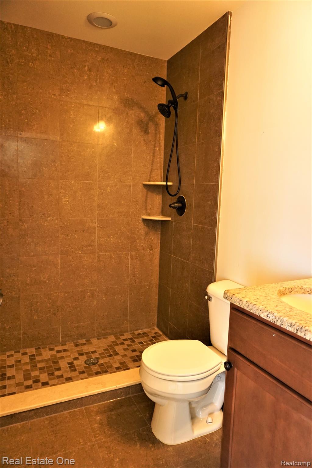 2949 Ambleside Court Rochester, MI 48306 - Photo 38 of 67 3rd Full Bathroom