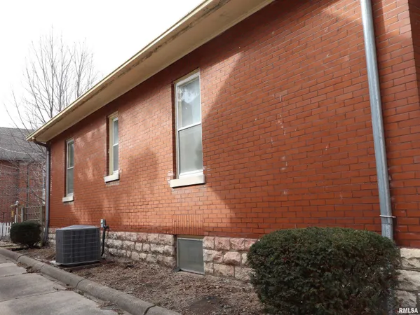 $135,000 | 1406 Hampshire Street, Quincy, IL 62301