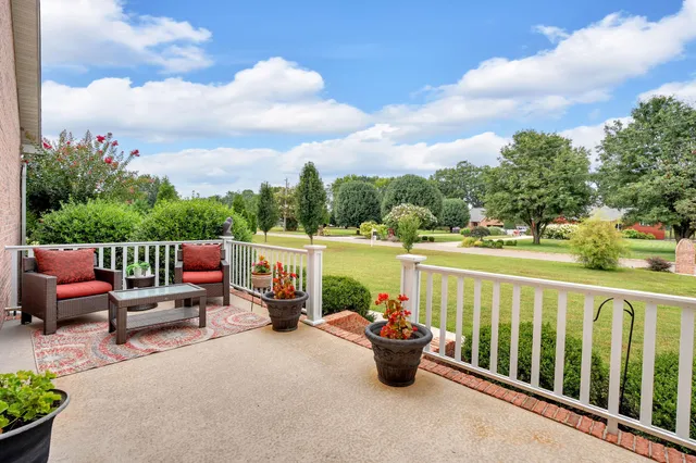 $749,900 | 594 Waters Edge Drive, Estill Springs, TN 37330